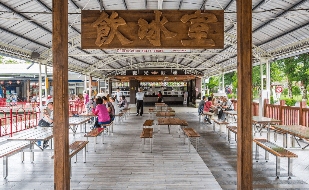 在花蓮觀光糖廠慢慢散步吃冰，午後走進光復舊廠房與木屋之間的甜味時光