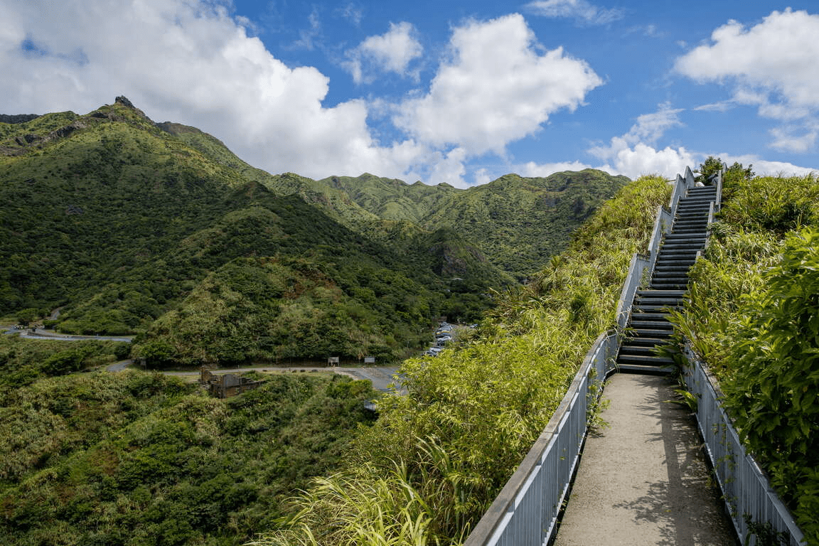 在金瓜石報時山步道慢慢往上走，當海風吹來時，整片山海就在眼前展開