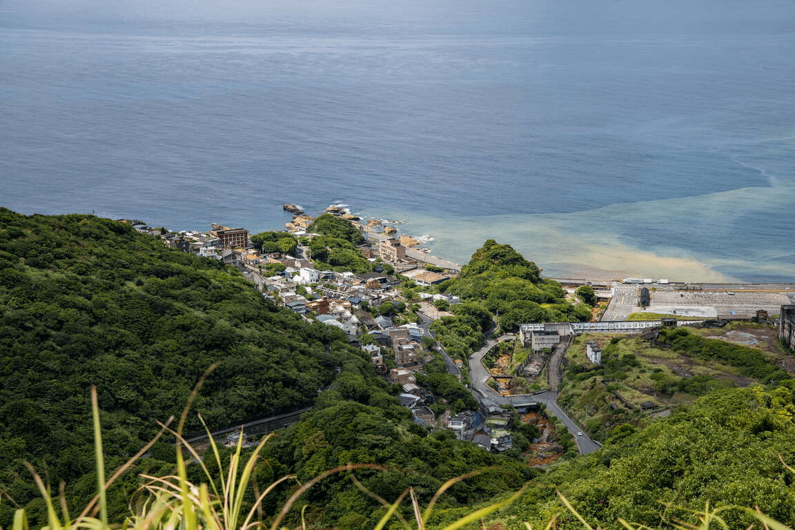 在金瓜石報時山步道慢慢往上走，當海風吹來時，整片山海就在眼前展開