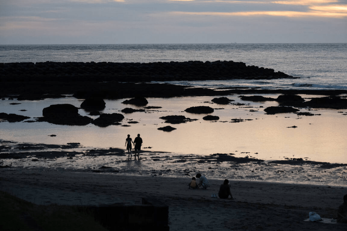 當海風吹過白沙灣海水浴場的午後，讓時間在光影之中變得很柔軟而緩慢