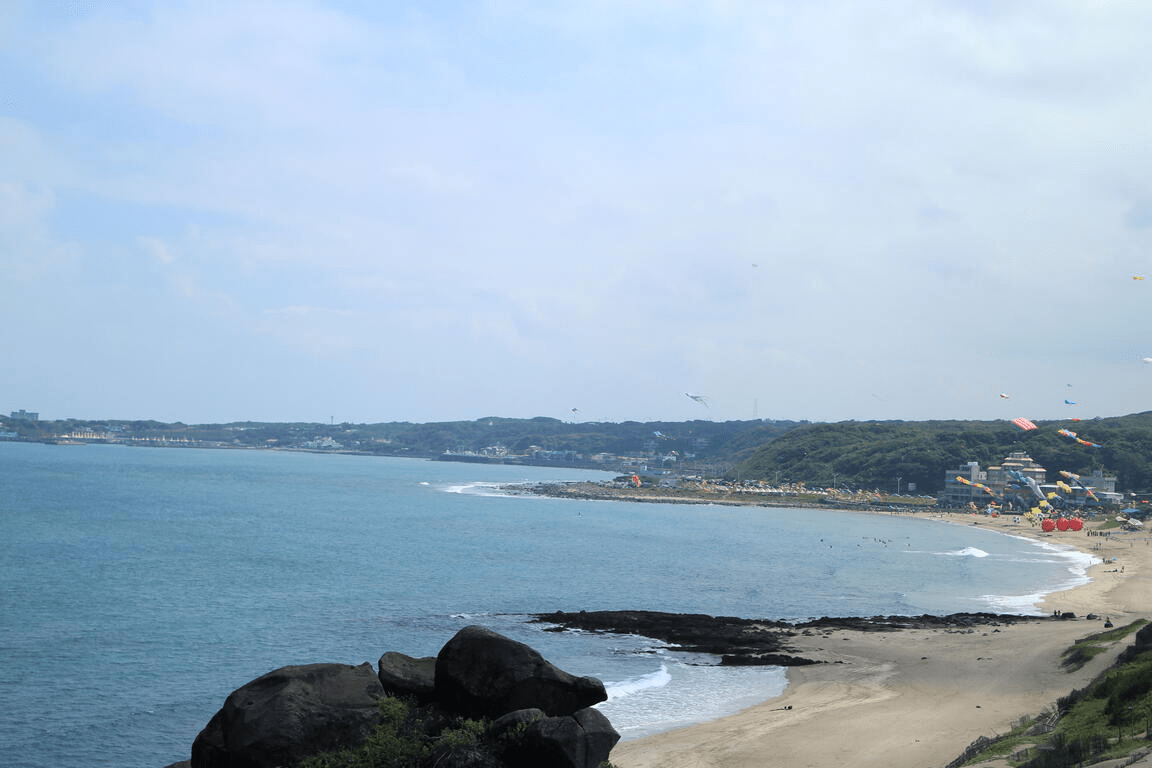 當海風吹過白沙灣海水浴場的午後，讓時間在光影之中變得很柔軟而緩慢