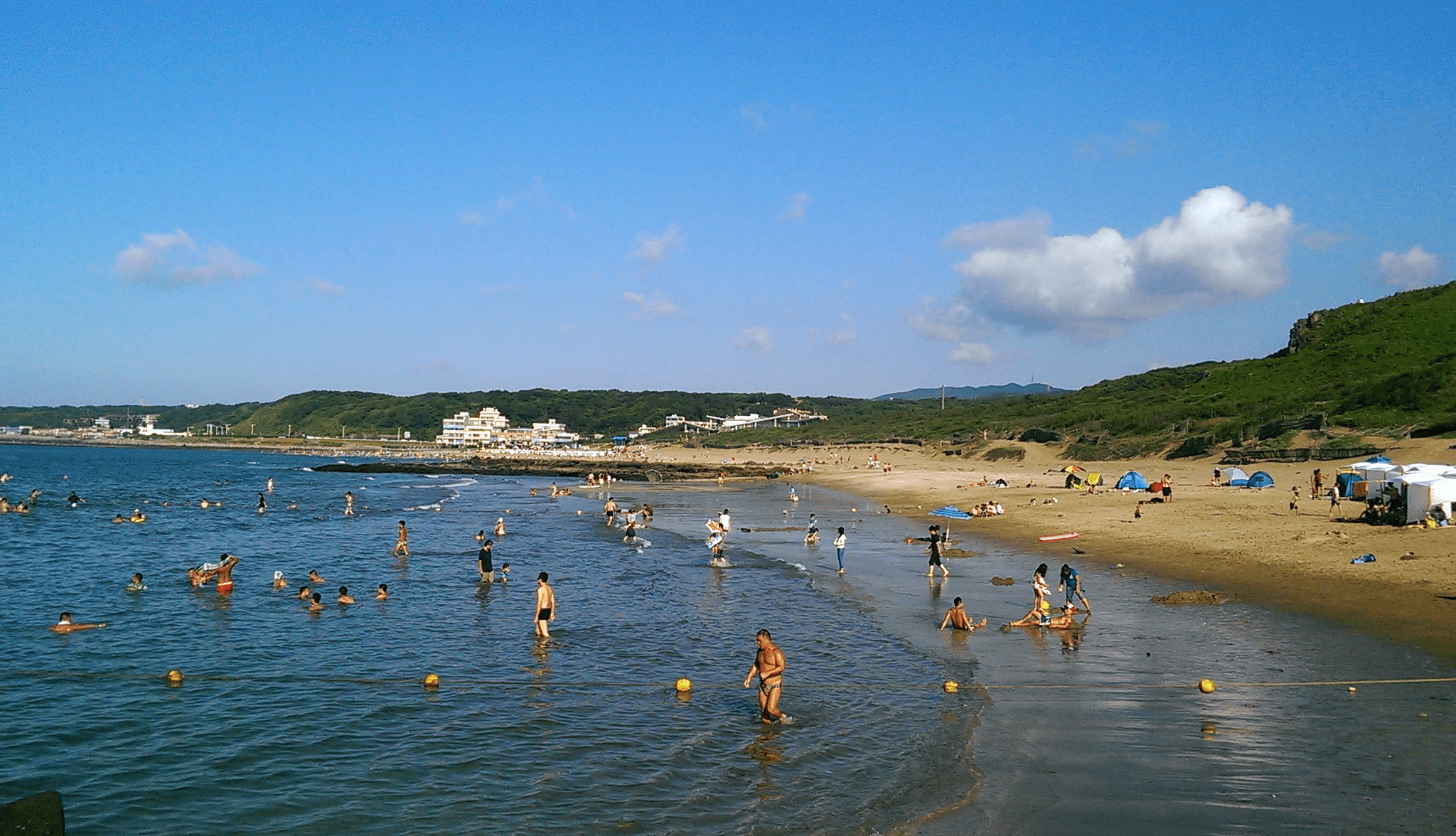當海風吹過白沙灣海水浴場的午後，讓時間在光影之中變得很柔軟而緩慢