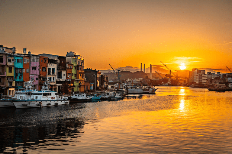 當夕陽落在正濱漁港的水面上，讓整個港灣在光與色之間變得柔軟而安靜