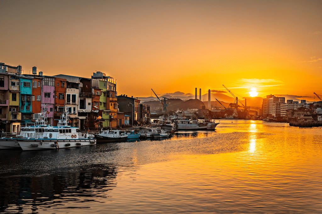 當夕陽落在正濱漁港的水面上，讓整個港灣在光與色之間變得柔軟而安靜