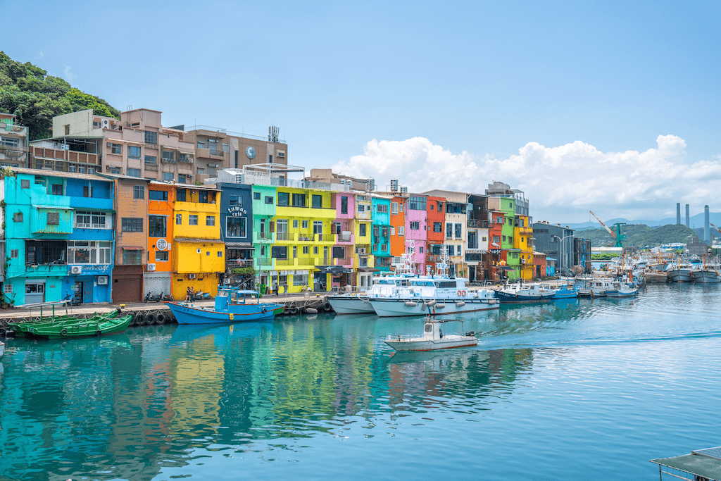 當夕陽落在正濱漁港的水面上，讓整個港灣在光與色之間變得柔軟而安靜