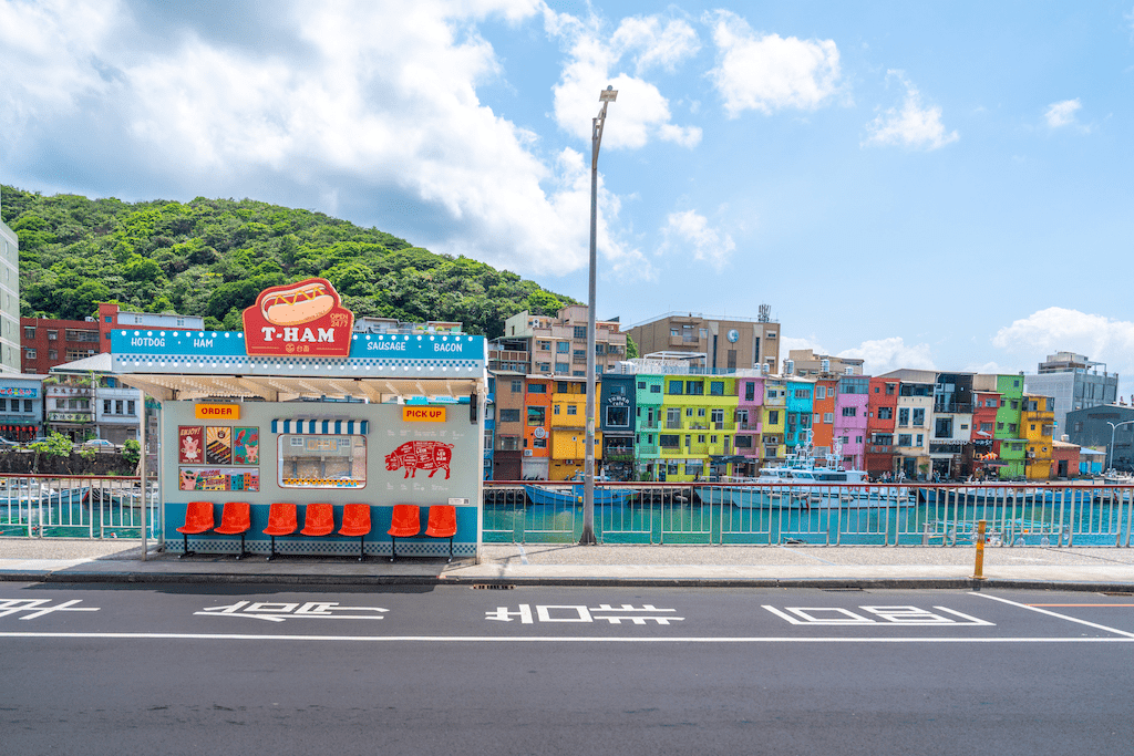 當夕陽落在正濱漁港的水面上，讓整個港灣在光與色之間變得柔軟而安靜