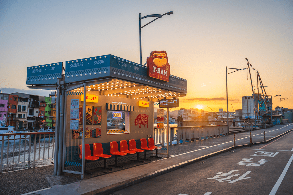 當夕陽落在正濱漁港的水面上，讓整個港灣在光與色之間變得柔軟而安靜