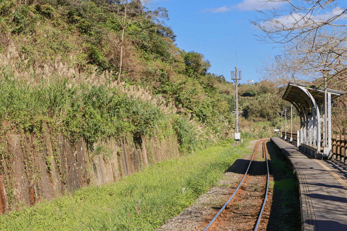 走進平溪望古景區的午後時光，瀑布水氣與鐵道光影剛剛好相遇