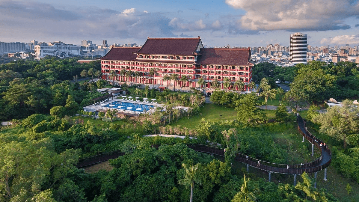 當夜幕降臨高雄圓山大飯店，讓燈光與建築交織出屬於南台灣的優雅氛圍
