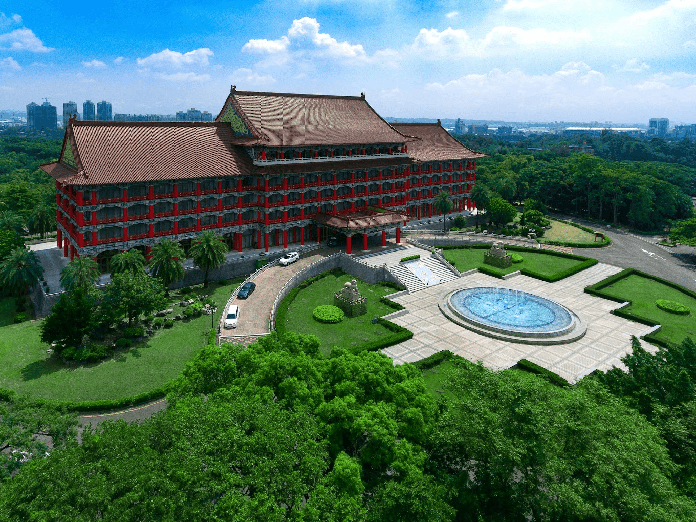 當夜幕降臨高雄圓山大飯店，讓燈光與建築交織出屬於南台灣的優雅氛圍