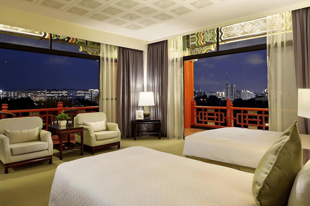 當夜幕降臨高雄圓山大飯店，讓燈光與建築交織出屬於南台灣的優雅氛圍