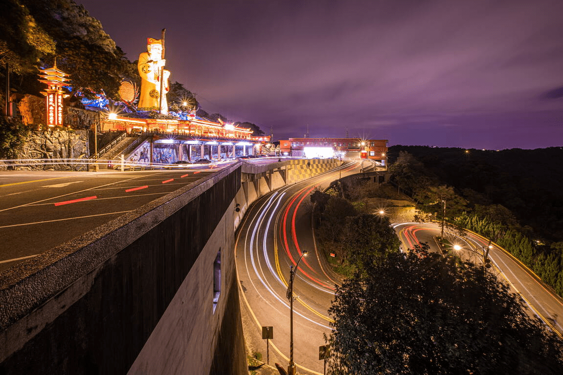 傍晚上山走進中和烘爐地，站在高處看夜景與香火交錯把整座城市收進眼底