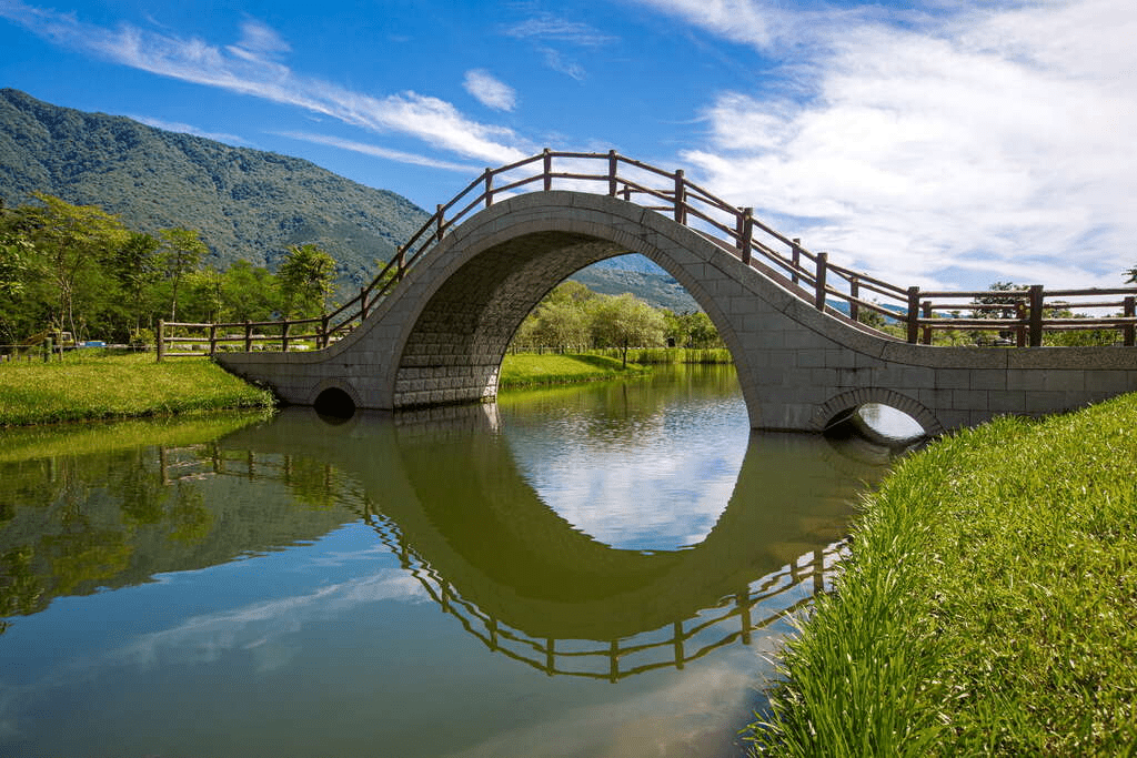 從湖面微光出發走進花蓮光復景點，一路走到鐵道與部落的時間縫隙