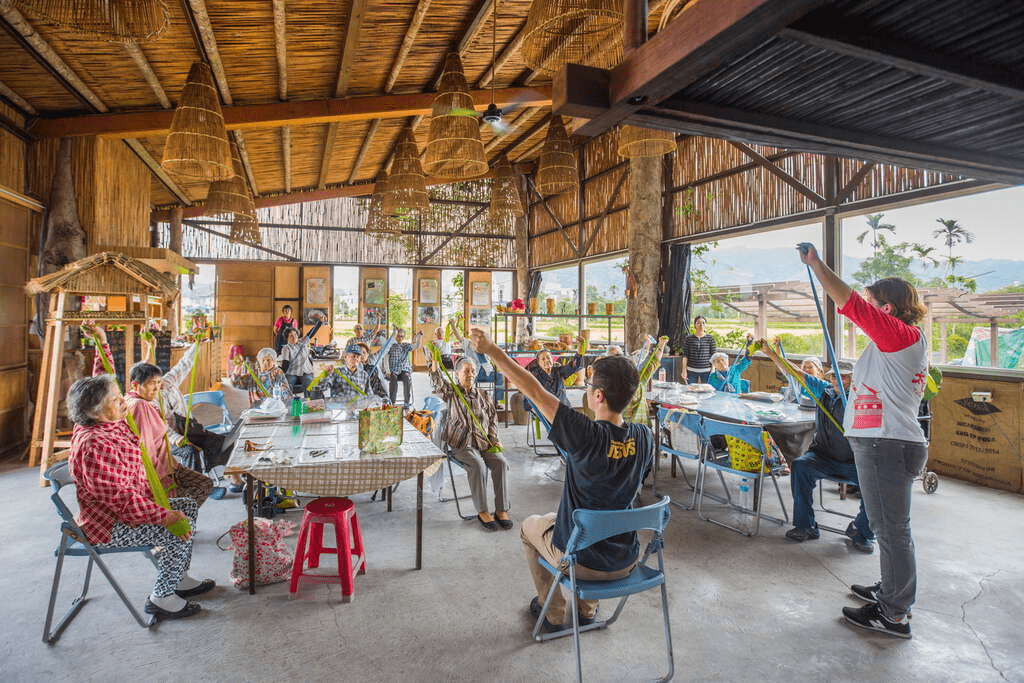 從湖面微光出發走進花蓮光復景點，一路走到鐵道與部落的時間縫隙