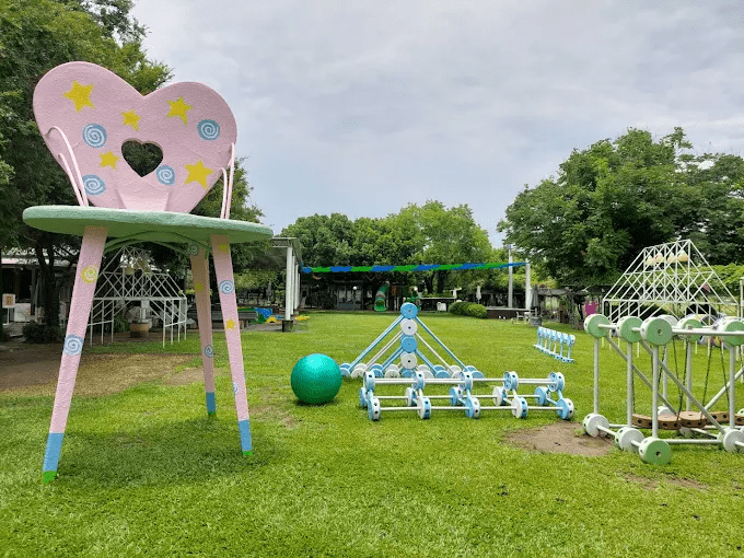 在台中山城農場與花海之間散步，讓午後光線慢慢落在步伐裡