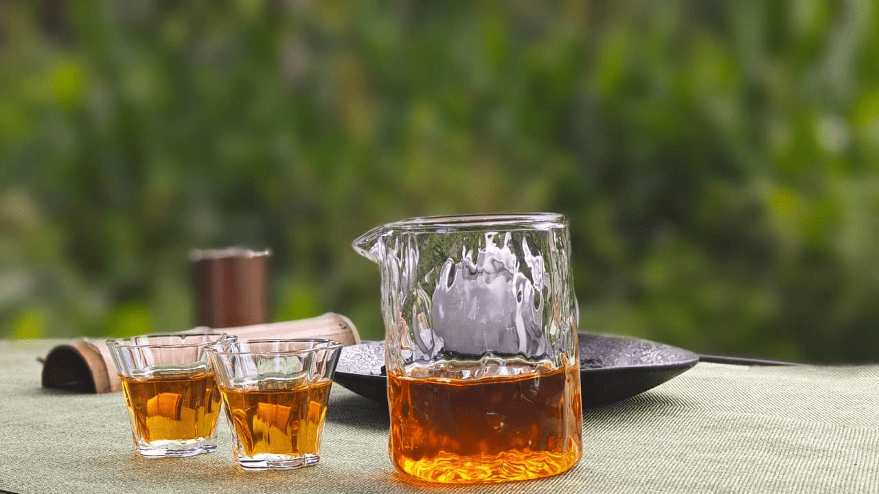 南投魚池日月老茶廠午後微光流動,沿著茶香走進台灣紅茶的靜靜日常