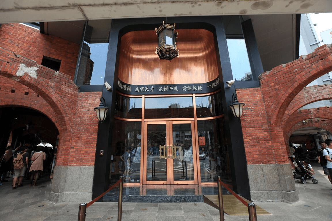 在台中宮原眼科抬頭望見書牆與燈光交織的瞬間,邊走邊吃冰淇淋剛剛好