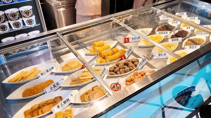 在台中宮原眼科抬頭望見書牆與燈光交織的瞬間,邊走邊吃冰淇淋剛剛好