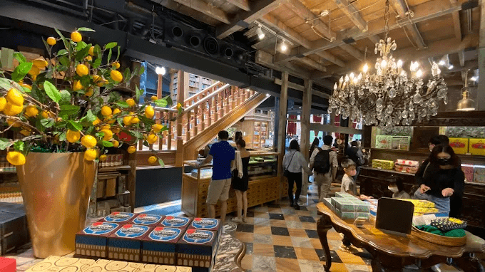 在台中宮原眼科抬頭望見書牆與燈光交織的瞬間,邊走邊吃冰淇淋剛剛好