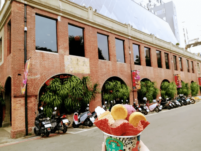 在台中宮原眼科抬頭望見書牆與燈光交織的瞬間,邊走邊吃冰淇淋剛剛好