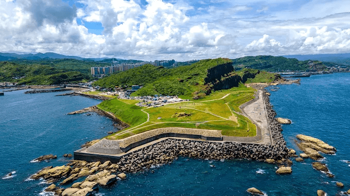 在基隆山海步道慢慢走，從中正公園到潮境公園，黃昏光影把海岸染得剛剛好