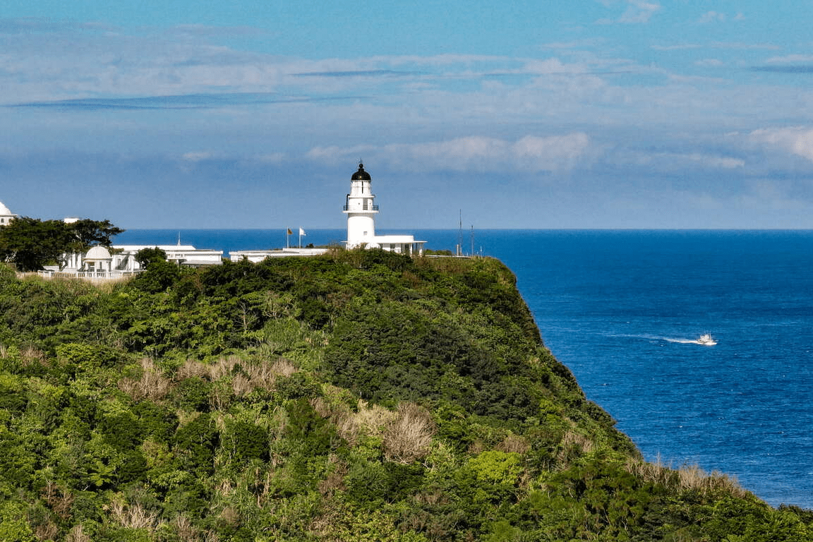 走進三貂角燈塔的海岬風景,在風與浪之間感受台灣最東端的遼闊與自由