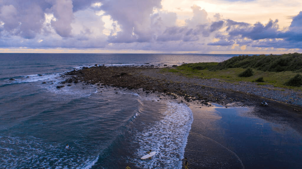 礫石與沙交錯的海岸紋理