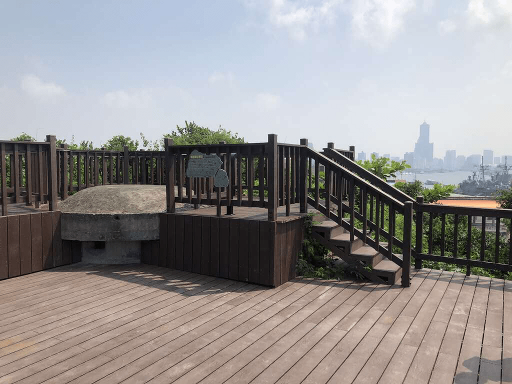 當夜晚的燈光與海浪相遇，西子灣讓城市多了一層靜謐，也多了一點溫柔