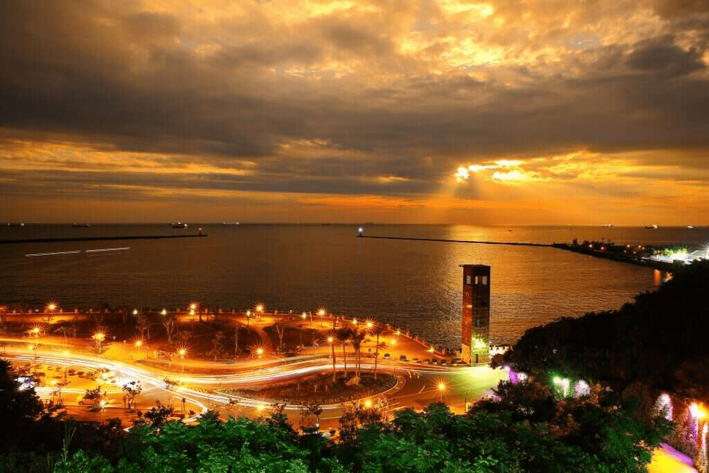 當夜晚的燈光與海浪相遇，西子灣讓城市多了一層靜謐，也多了一點溫柔