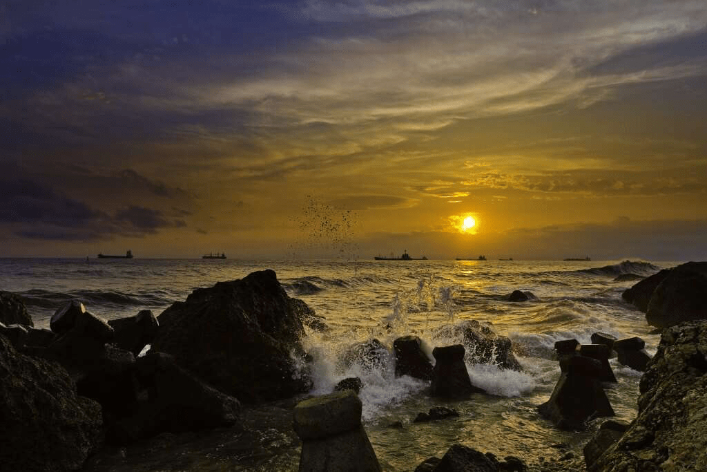 當夜晚的燈光與海浪相遇，西子灣讓城市多了一層靜謐，也多了一點溫柔