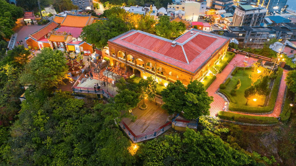 當夜晚的燈光與海浪相遇，西子灣讓城市多了一層靜謐，也多了一點溫柔