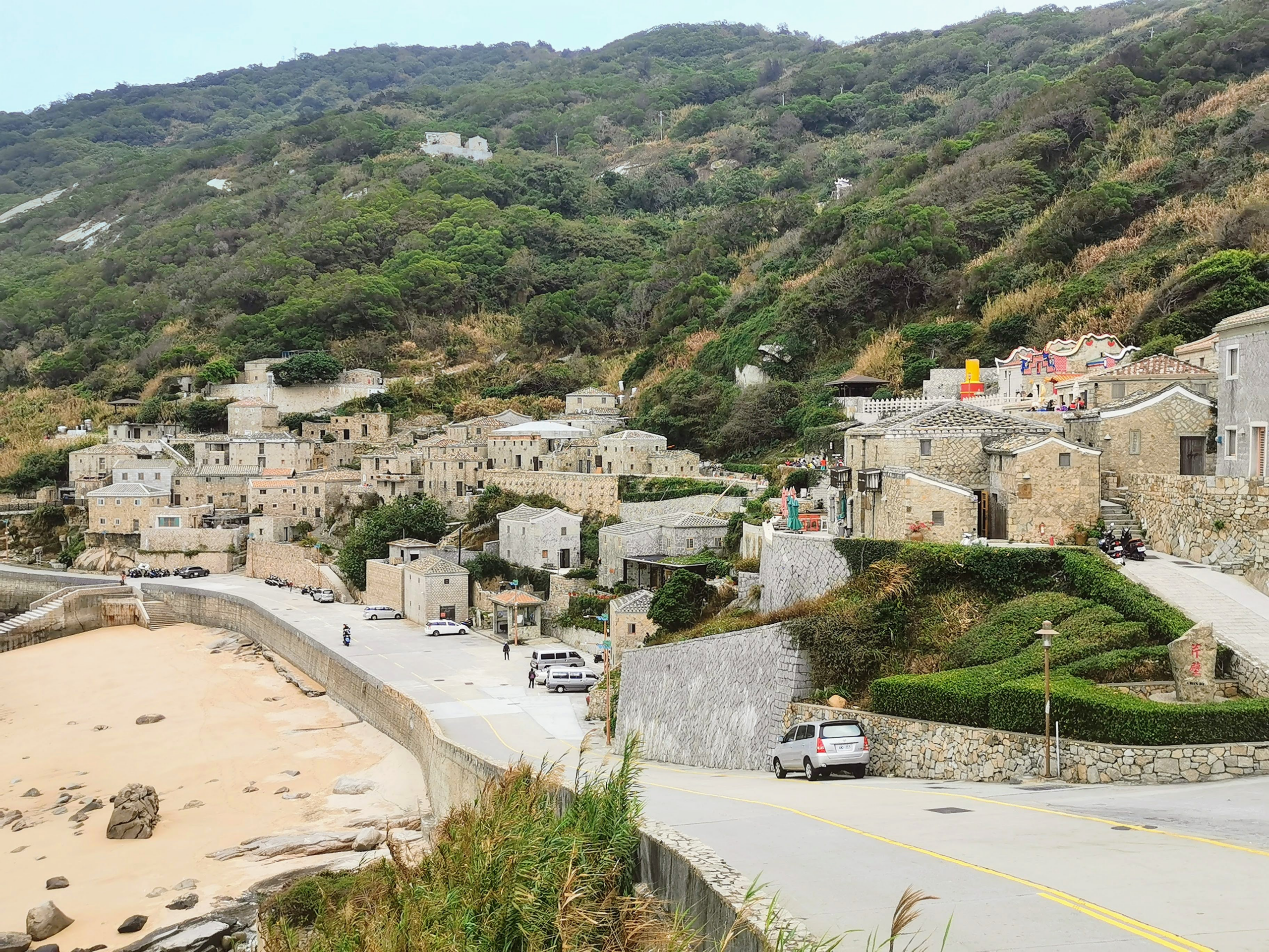 閩東花崗岩石屋聚落依山傍海而建，形成錯落有致的獨特地景