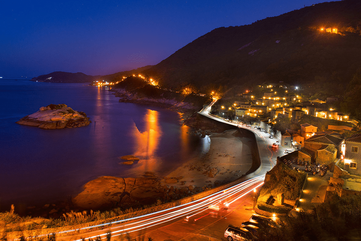 夜幕低垂時，芹壁聚落點起燈火，與星空大海共構靜謐的畫面