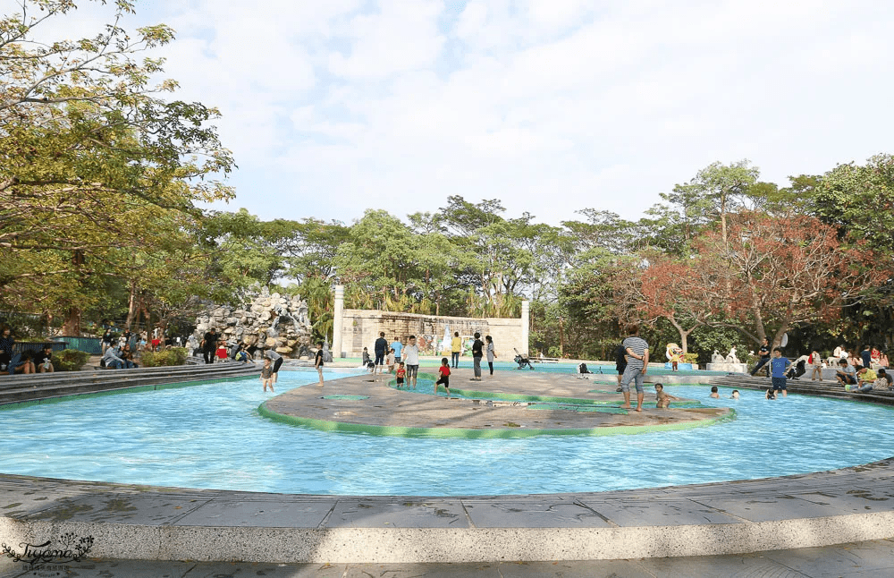 親子遊客在園區行走