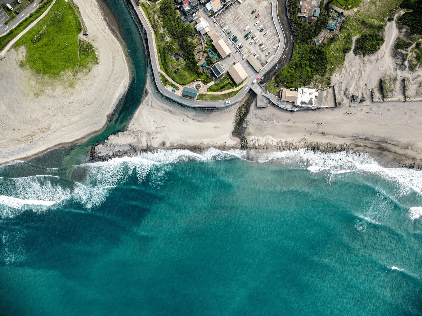 遊客在木棧道上欣賞海岸風光