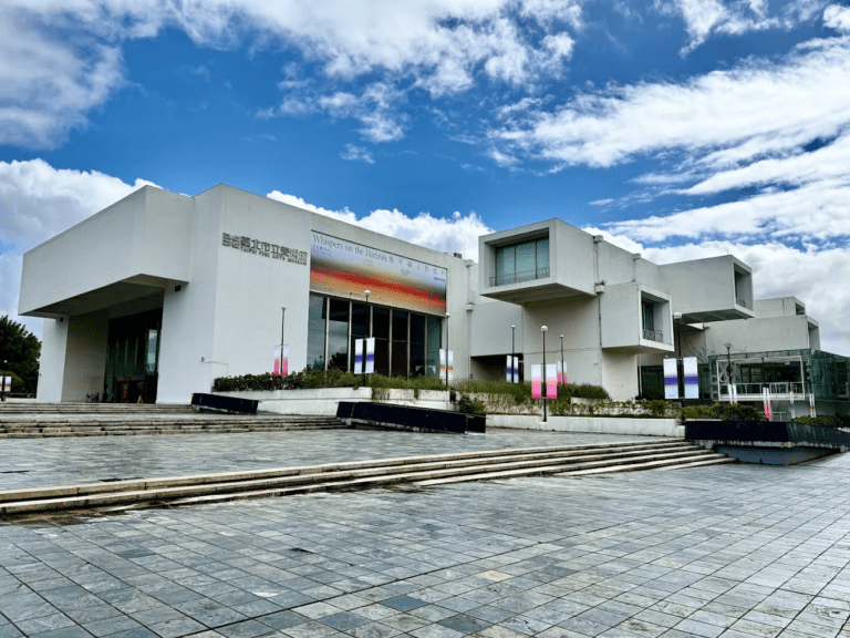 台北市立美術館不只適合看展！30元就能走進純白藝術地標，親子、約會、雨天備案都很可以