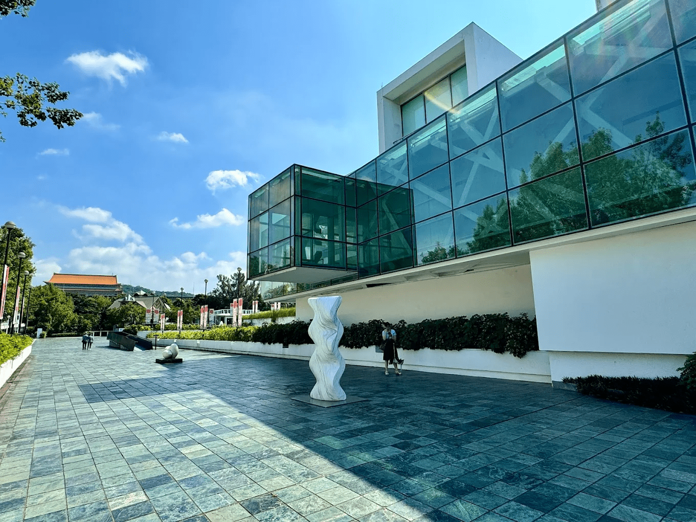 白色幾何建築與室外綠地