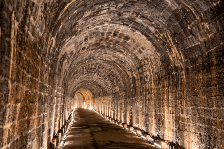 走進百年石砌的時光通道裡，劉銘傳隧道靜靜的訴說台灣鐵道的起點記憶