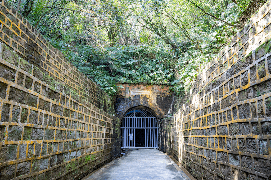 走進百年石砌的時光通道裡,劉銘傳隧道靜靜的訴說台灣鐵道的起點記憶