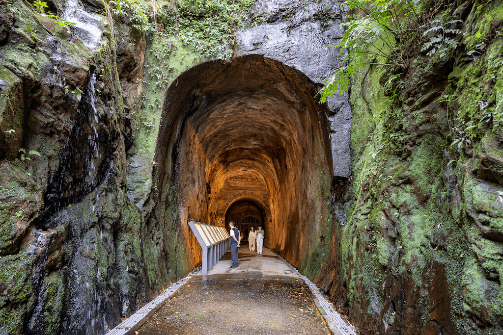 隧道內部光影交錯,石壁紋理與濕度痕跡構成特殊氛圍