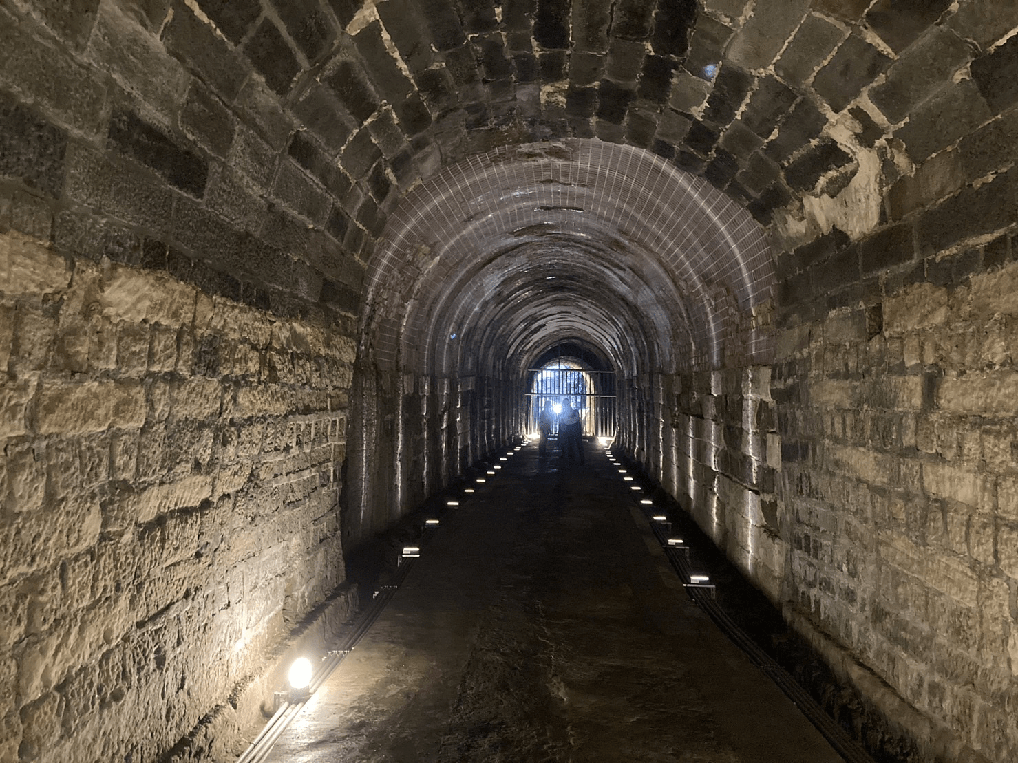 隧道外景與周邊自然環境,展現都市與自然的接壤地帶