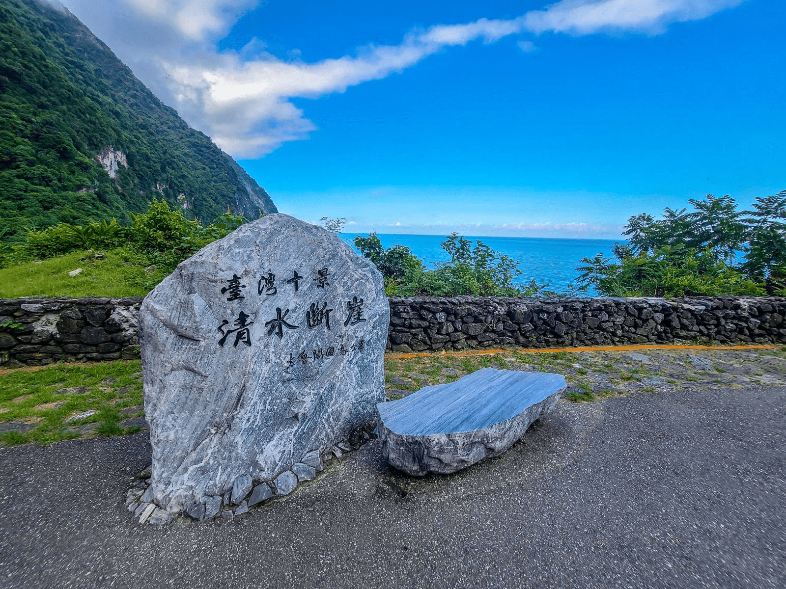 蘇花公路與斷崖相依，旅程充滿變化與驚喜