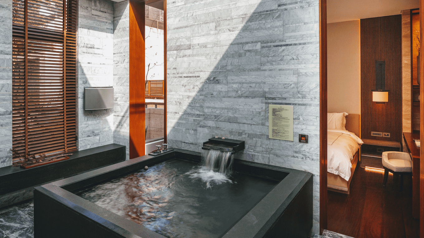 一段從城市走入溫泉蒸氣的旅程展開，五間北投溫泉讓時間變得緩慢安靜