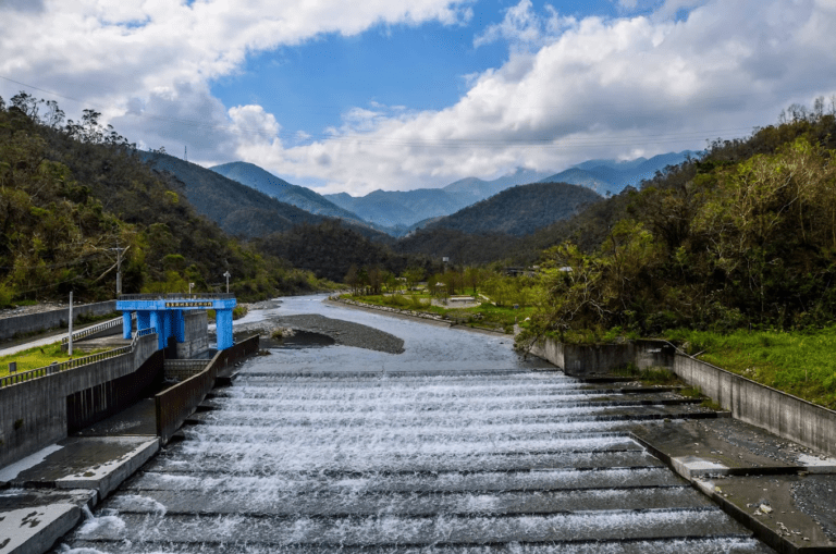 武荖坑風景區不只適合玩水！宜蘭山谷裡的草地、溪流與綠博春景，才是讓人一去就愛上的理由