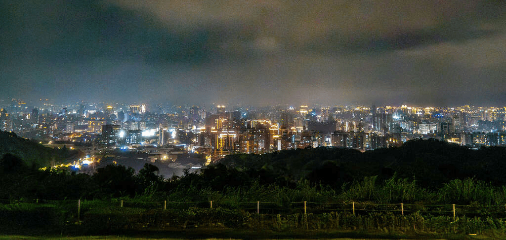 在桃園虎頭山的林蔭步道間緩緩前行，讓城市節奏沉澱在一片綠意與微風