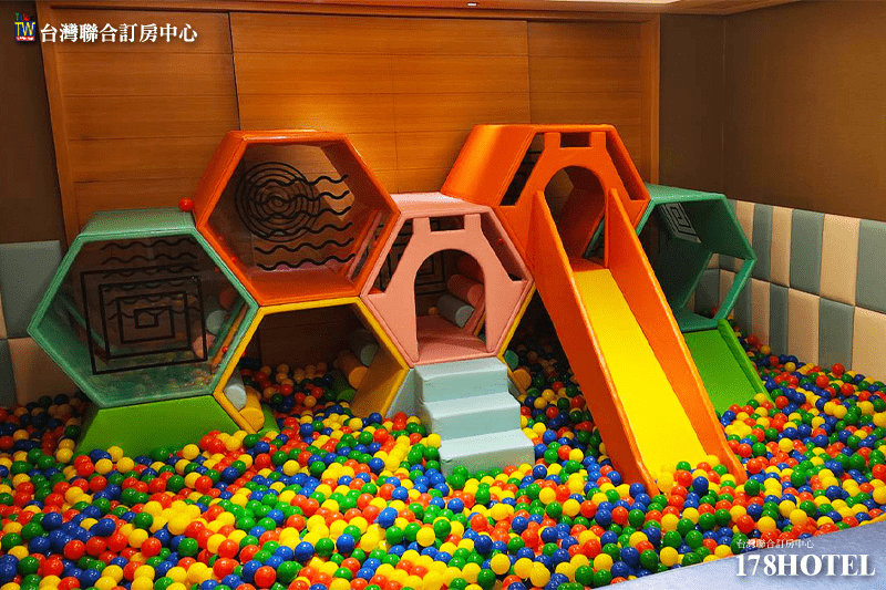 挪威森林MOTEL淡水森森館｜森森雅緻雙人房＄1499元 起 含早餐，鄰近紅樹林捷運站