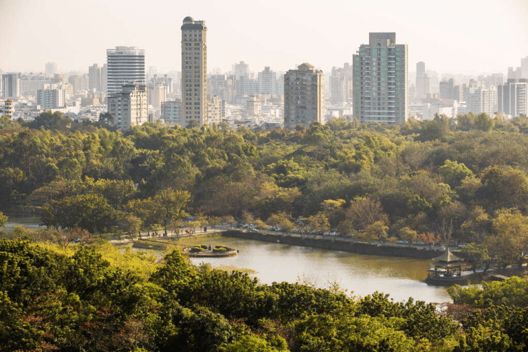 漫步在高雄澄清湖九曲橋，在湖光與微風之間感受城市後花園的自然魅力