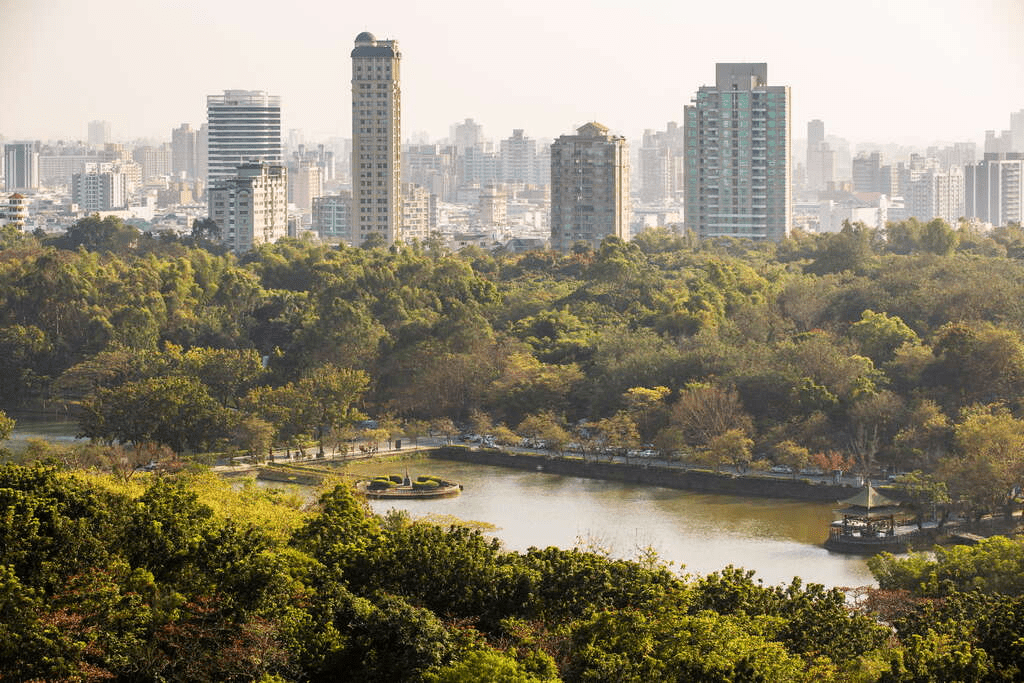 漫步在高雄澄清湖九曲橋，在湖光與微風之間感受城市後花園的自然魅力