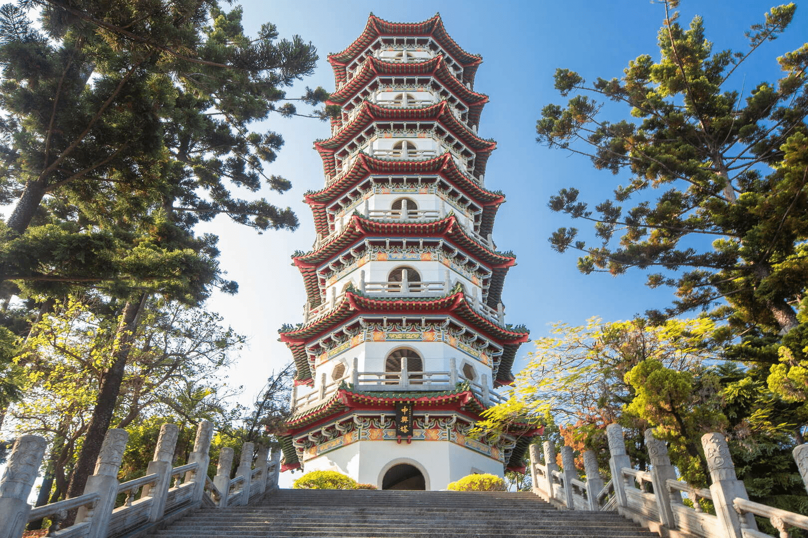 漫步在高雄澄清湖九曲橋，在湖光與微風之間感受城市後花園的自然魅力