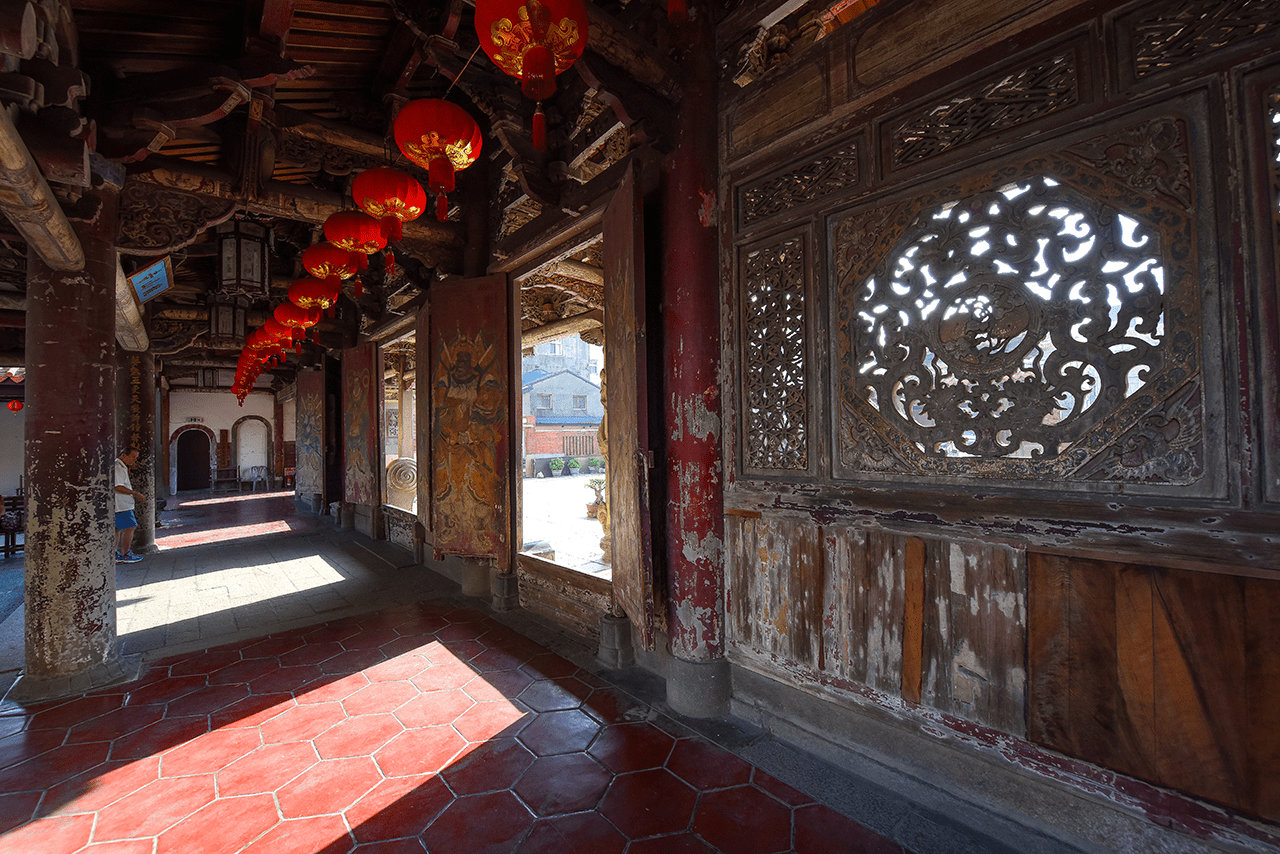 鹿港龍山寺古蹟巡禮:探索全台最美木造建築,沈浸於莊嚴靜謐的文化殿堂